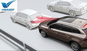 Căn đầu xe ô tô với xe ô tô chạy phía trước