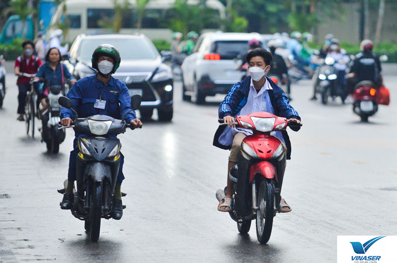 Đi xe máy dàn hàng ngang bị phạt thế nào?