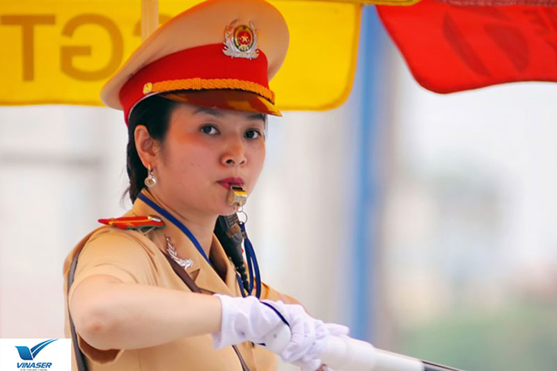 Hiệu lệnh của người điều khiển giao thông bằng còi