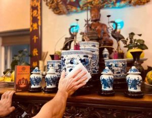 Bao sái dọn dẹp bàn thờ