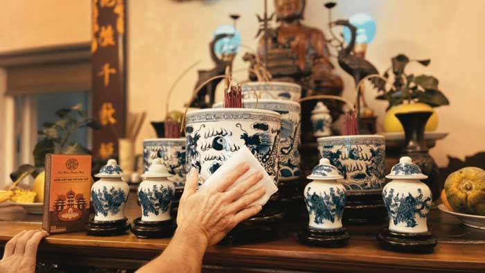 Tiến hành bao sái bàn thờ Tiến hành bao sái bàn thờ